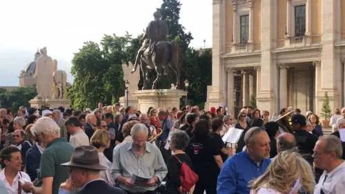 "Basta degrado", in Campidoglio il sit-in contro la Raggi