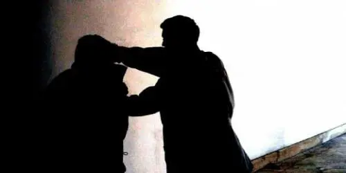 Pesta i genitori per i soldi: arrestato 24enne
