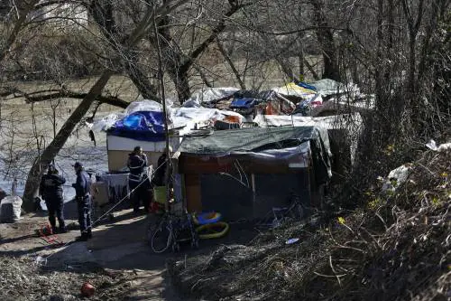 Vigili demoliscono le baracche. Ma è un set cinematografico