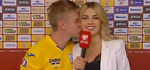 Ucraina, Zinchenko bacia la giornalista: il video diventa virale sui social