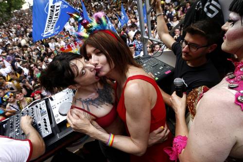 Il Gay Pride contro il governo: "Vuole cancellarci". Il bacio Luxuria-Asia Argento
