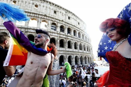 Il Gay Pride sfila per le strade di Roma