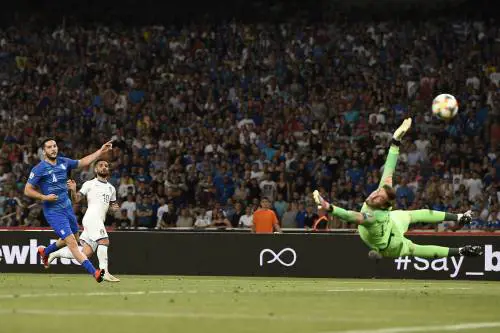 L'Italia passeggia sui ruderi greci