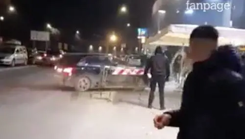 Litiga con un gruppo rivale nella discoteca. Li investe all'uscita con l'auto: due sono gravi