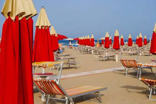 Muore sulla spiaggia a 50 anni, forse stroncato dal caldo