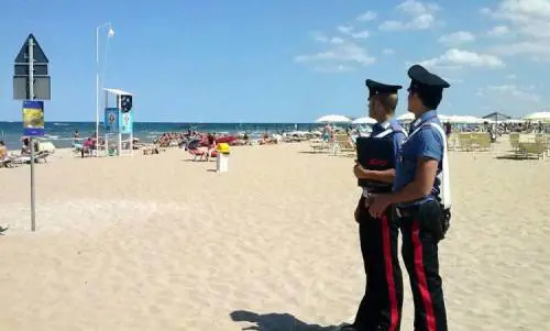 Affiliati al clan Rinaldi al mare, i carabinieri mettono le manette a due latitanti 