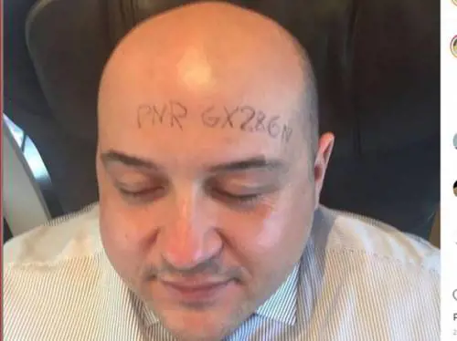 Viaggia con il codice del biglietto scritto sulla fronte: "Così il controllore non mi sveglia"