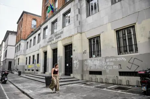 Svastiche e scritte naziste sui muri del liceo Parini