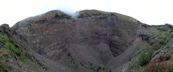 Giù nel cratere del Vesuvio, salvato dall’elicottero del soccorso alpino