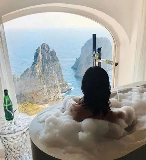 Tutti pazzi per Capri, i vip prendono d'assalto l'isola