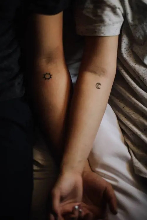 Minimal tattoo, la nuova tendenza tra i Vip