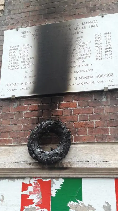 Milano, incendiata la lapide in memoria dei caduti della Resistenza