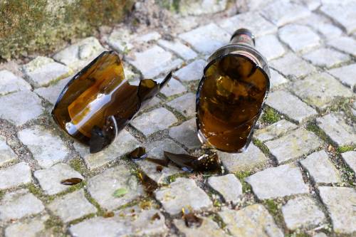 Pugni e bottigliate ai poliziotti: un somalo ferisce un agente