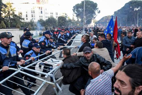 Tirana si avvicina al voto nel clima di guerra civile