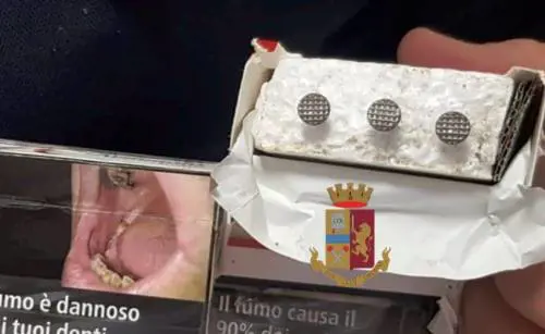 Polistirolo e chiodi al posto del tabacco. Vendute a Napoli false sigarette di contrabbando