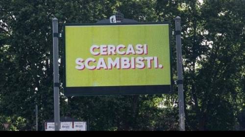 Roma, svelato il mistero dei strani cartelloni "Cercasi scambisti"