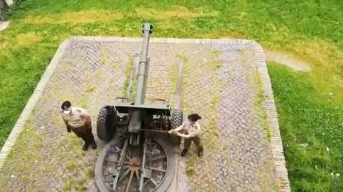 La soldatessa non riesce a far partire il colpo. E il cannone al Gianicolo spara in ritardo