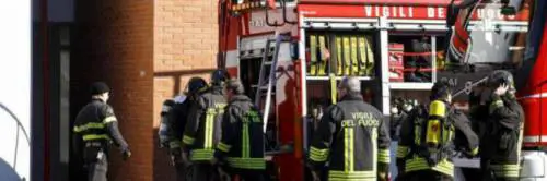 Lecce, auto in movimento prende fuoco in pieno centro