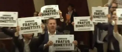 Legnano, protesta M5s in regione Lombardia contro il sindaco Fratus. E la Lega fa il verso ai grillini