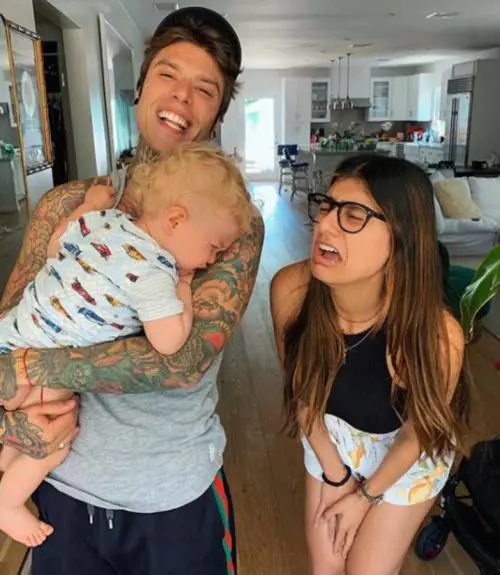 Fedez a casa con l'ex pornostar Mia Khalifa e Leone in lacrime: "Un giorno mi ringrazierai"