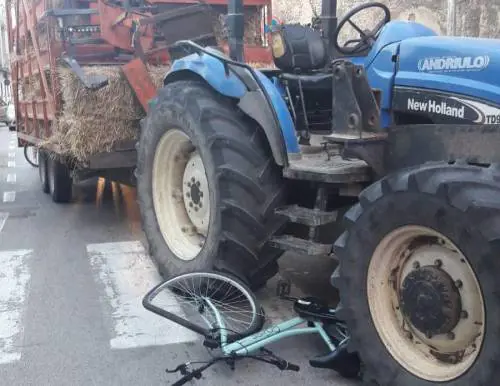 In bicicletta finisce sotto un trattore: bambina in codice rosso