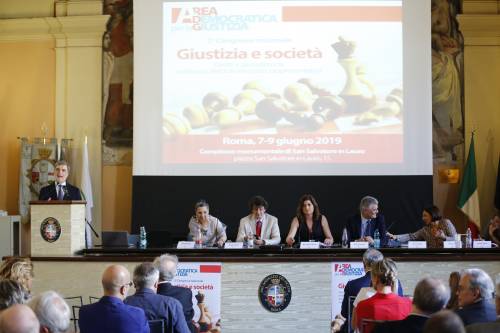 Il golpe dei magistrati: noi contro il governo razzista e xenofobo