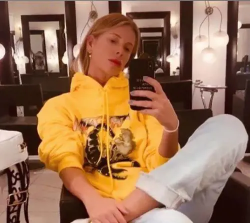 Lo scatto di Alessia Marcuzzi scatena il web: "Sei vecchia. Non ti vergogni?"