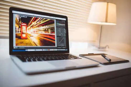 Ti addormenti davanti a pc e tv accesi? Ingrasserai di più