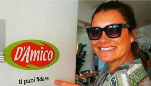 Alena Seredova e il selfie ironico davanti alla scritta "D’Amico, ti puoi fidare"