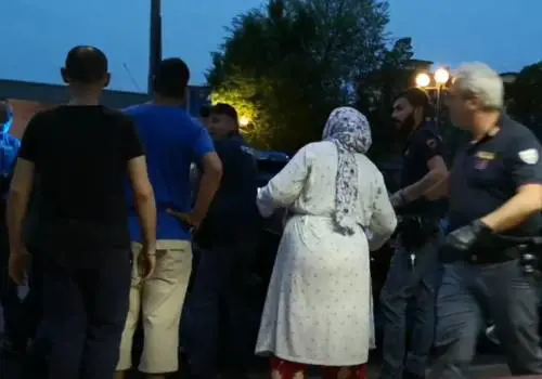 Agenti circondati e aggrediti: l'attacco di un gruppo di stranieri