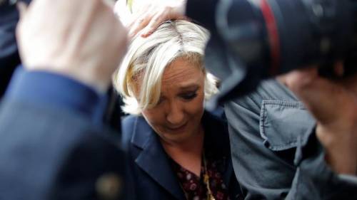 Marine Le Pen rinviata a giudizio per aver pubblicato foto dell'Isis