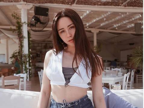 Aurora Ramazzotti è hot in spiaggia insieme all’amica Sara Daniele