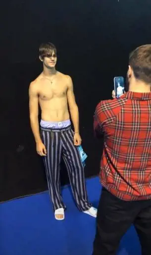 Rocco Siffredi, il figlio Leonardo Tano sfila sulle passerelle di Pitti Uomo