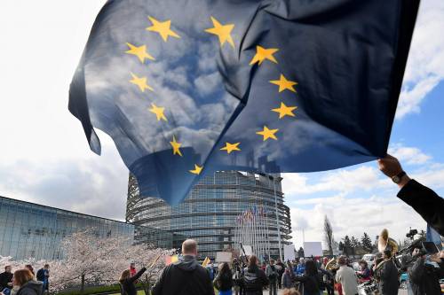 È scontro tra governo e Ue: e ora gli italiani non si fidano più di Bruxelles