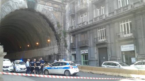 Napoli, cadono calcinacci dalla Galleria Laziale: tanta paura ma nessun ferito