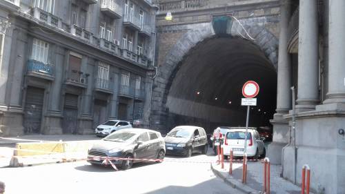 Napoli, cadono calcinacci dalla Galleria Laziale: paura e traffico in tilt