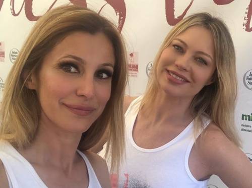 Adriana Volpe a Anna Falchi conquistano il web con un selfie