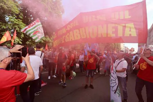 Sciopero metalmeccanici, i sindacati: "Il governo fa come Schettino"