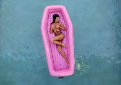 Addio fenicottero, la moda dell'estate è la bara gonfiabile