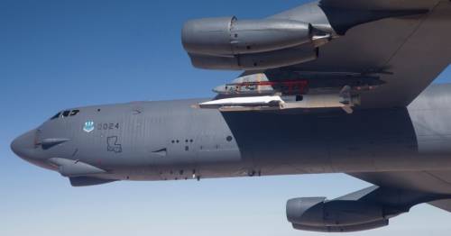 Il bombardiere B-52 in volo e il missile ipersonico Arrw: cosa rivela il lancio Usa