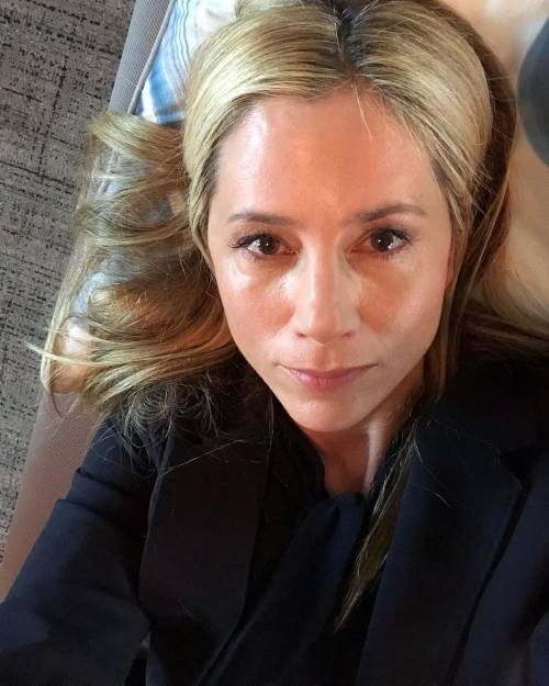 Mira Sorvino rivela: "Sono stata stuprata al primo appuntamento"