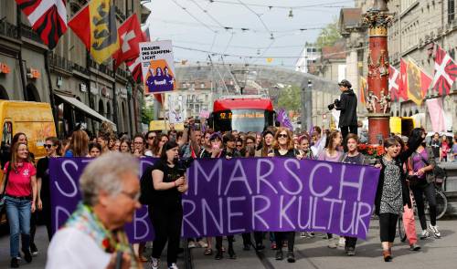 Svizzera, donne in piazza: ecco cosa chiedono al governo