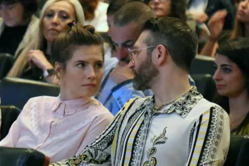 I capricci da superstar di Amanda (che è pure scortata dalla polizia)