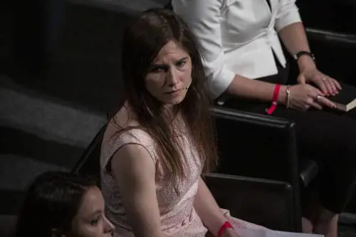 Amanda Knox lancia una raccolta fondi per sposarsi: "Sono senza soldi"