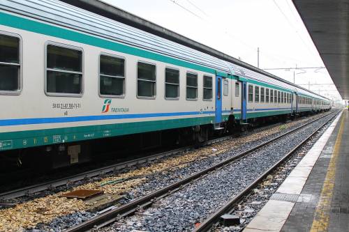 Tragedia a Nettuno: rumeno sale sul tetto del treno e muore folgorato