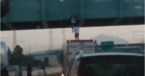 Tenta il suicidio dal cavalcavia, ma il camionista lo prende al volo