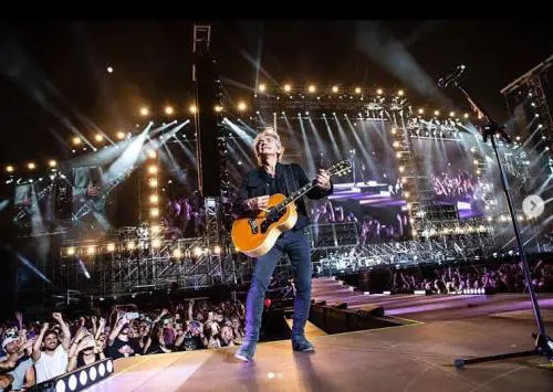 Ligabue loda il suo pubblico: "Ho bisogno di te, che hai bisogno di me"