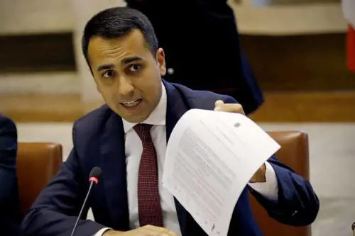 Migranti, Di Maio avvelenato: "Salvini si sente solo? Gli regaliamo un peluche"