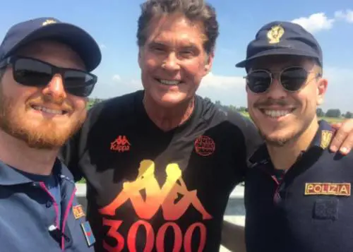 Baywatch, Mitch fermato sull'A21 e i poliziotti gli chiedono un selfie