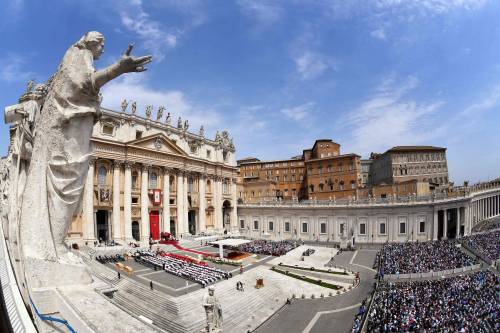 Cadono frammenti dal soffitto di San Pietro durante messa del Papa